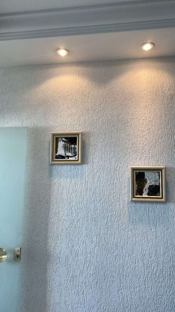 Simple elegant wall texture design idea